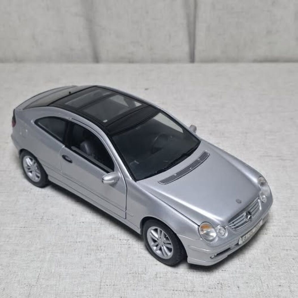 Maisto 1:18 Mercedes-Benz C Klasse Sportcoupe Silver Diecast, Open Hood